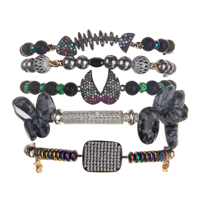 De met de hand gemaakte Zwarte die Galsteen parelt Armbanden met Goud Geplateerde Zircon-Tegenhanger worden geplaatst