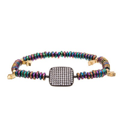 De met de hand gemaakte Zwarte die Galsteen parelt Armbanden met Goud Geplateerde Zircon-Tegenhanger worden geplaatst
