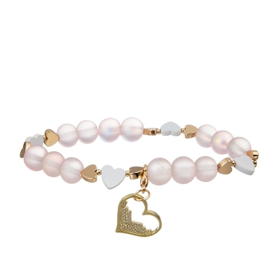 Roze Meisjes Elegante Sierlijke Geparelde die Armband met Gouden Harttegenhanger wordt geplaatst