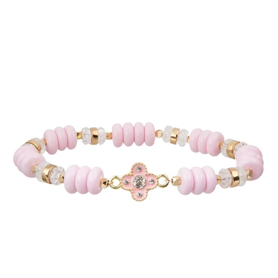 Roze Meisjes Elegante Sierlijke Geparelde die Armband met Gouden Harttegenhanger wordt geplaatst