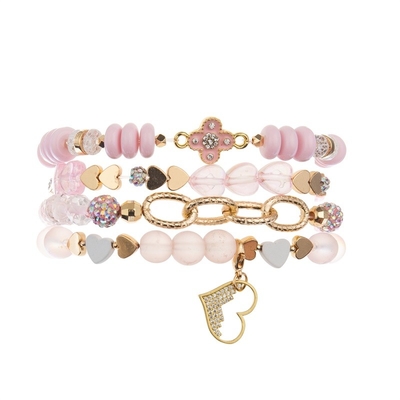 Roze Meisjes Elegante Sierlijke Geparelde die Armband met Gouden Harttegenhanger wordt geplaatst